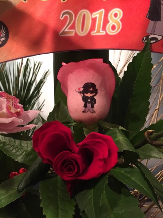 『X JAPAN』のボーカルでもある『Toshl』さんの、『明けましておめでとうLIVE』のお祝いに、ファン一同さんから贈られました、お正月フラワースタンドの1輪のバラに『Toshl』さんイラスト(ファン画)が!!!そしてハート型のお花『ハートフラワー』も!!!