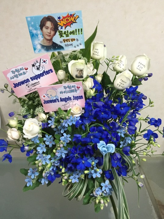 とある韓流アーティストさんの大阪イベントに、ファン一同さんから贈られましたフラワーアレンジメント(楽屋花)です
