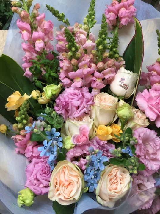 愛する奥様への『お誕生日』に、ご主人さんがサプライズで花束をプレゼントされました♪