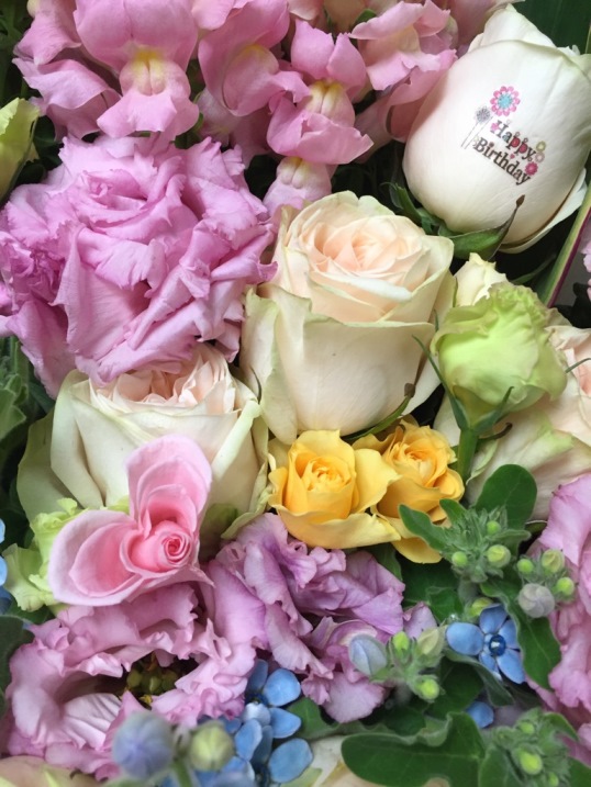 愛する奥様への『お誕生日』に、ご主人さんがサプライズでプレゼントされた花束の中の一輪のバラにのせた『Happy Birthday』のイラストメッセージ