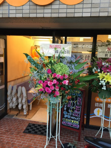 #182 花屋Fでは、かなり多くのお祝いスタンド花を飾らせていただいています