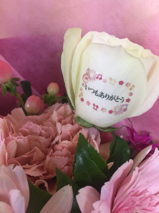 大好きな奥様へ、ホワイトデーのプレゼントに贈られました花束に、感謝のメッセージ『ありがとう!』をこめた1輪のバラ♪
