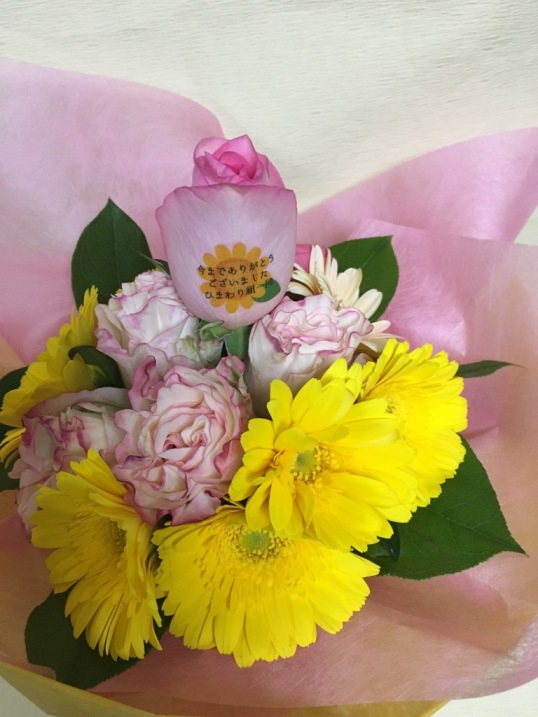 とある保育園の卒園式にて、お子さんのお父さんお母さんから園長先生に贈られました、感謝の花束です♪