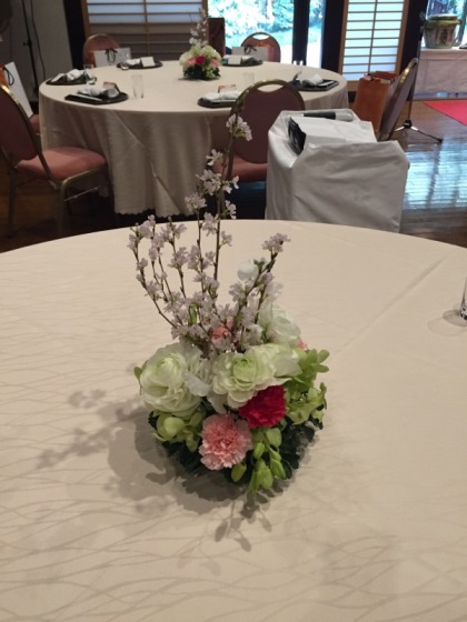 平日だけど、本日、桜印の神社さんにて結婚式が行われました♪ 花屋Fは、披露宴会場装花を担当させていただきました♪ こちら、ゲストテーブルの装花♪