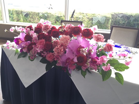 国際結婚の結婚披露宴(レストラン ウェディング)の会場装花を担当させていただきました♪