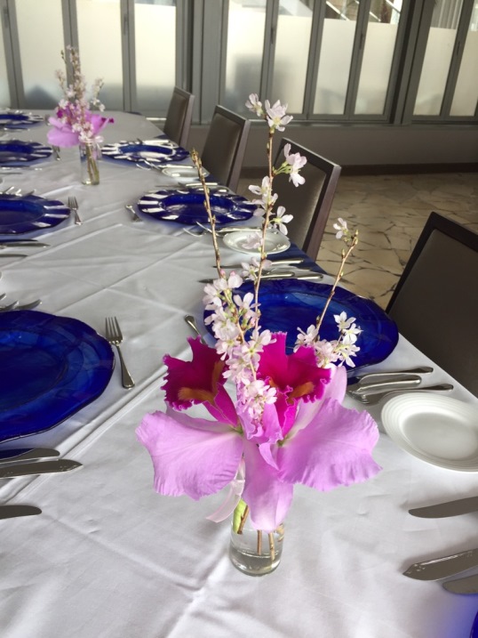 国際結婚の結婚披露宴(レストラン ウェディング)の会場装花、祝福にかけつけてくれたゲストさんのテーブル装花は、カトレアと桜のみでシンプルに飾り付け♪
