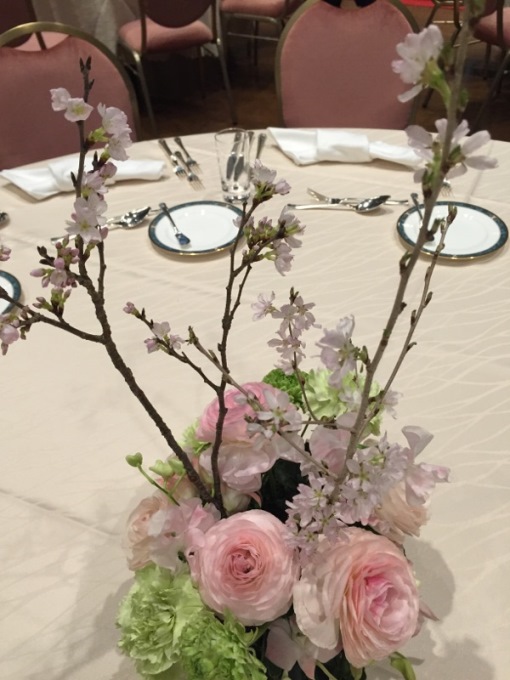 桜印の千葉県にあるとある神社さんにて行われました結婚披露宴に、桜を入れたフラワーコーディネートを♪ 【ゲストテーブル】
