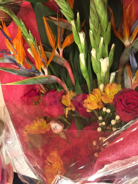 昨日行われました、とある企業さんの10周年パーティーにて、サプライズで社長さんからビジネスパートナーさんへの『感謝』の花束です♪