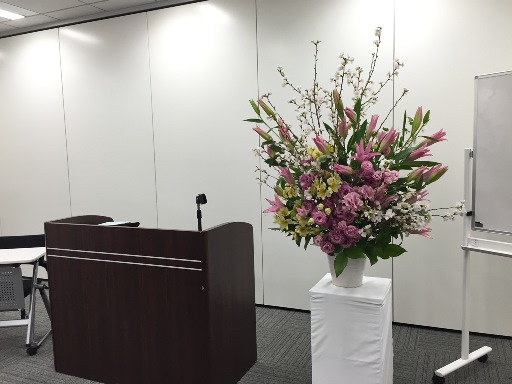 先日の4月3日は新入社員さんたちの初出社日♪　とある企業さんの入社式に、春爛漫のお花を飾らせていただきました♪その③
