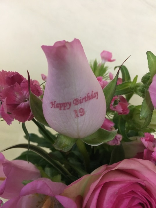 愛娘さんのお誕生日と大学ご入学のお祝いで、お父様から贈られました愛あるフラワーアレンジメントのバラにのせたお誕生日メッセージ♪