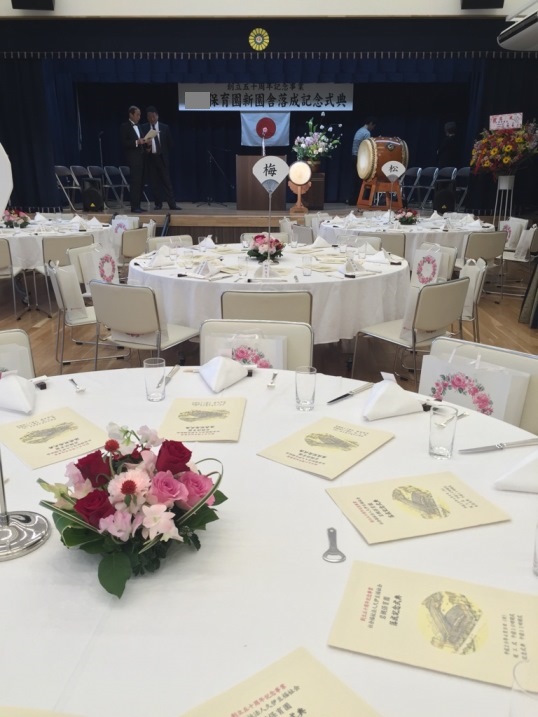 とある保育園の竣工式典にて、ご招待者様のテーブルにお花を飾らせていただきました。