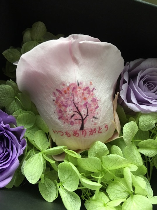 感動フラワー専門店 F、今年の『5月14日母の日』ギフト『クールビビアン』の中のバラ1輪にのせています、母の日イラストとメッセージ♪