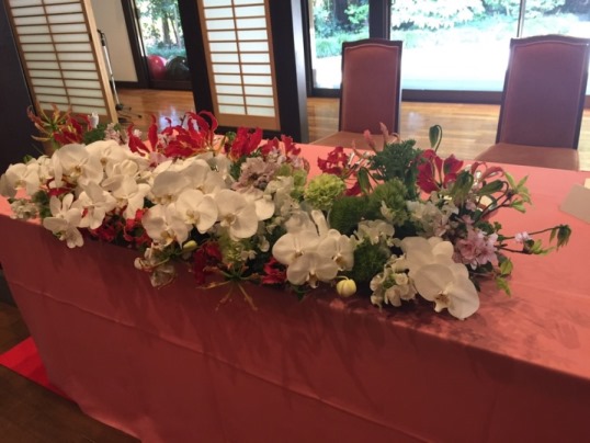 本日(4月23日 大安)、桜印の神社さん『櫻木神社』(千葉県野田市)にて行われました、結婚披露宴のフラワーディスプレイを担当させていただきました♪