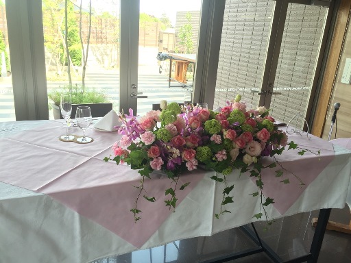 とあるイタリアンレストランにて、ウェディングパーティーのお花を飾らせていただきました♪