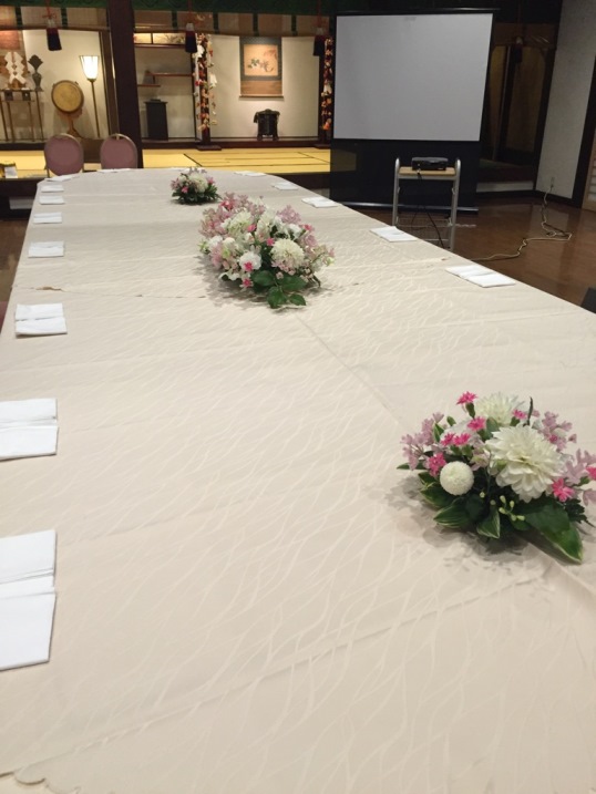先週末、千葉県野田市にあります『櫻木神社』さんにて行われました、ご親族のみの結婚会食のテーブル装花を担当させていただきました。