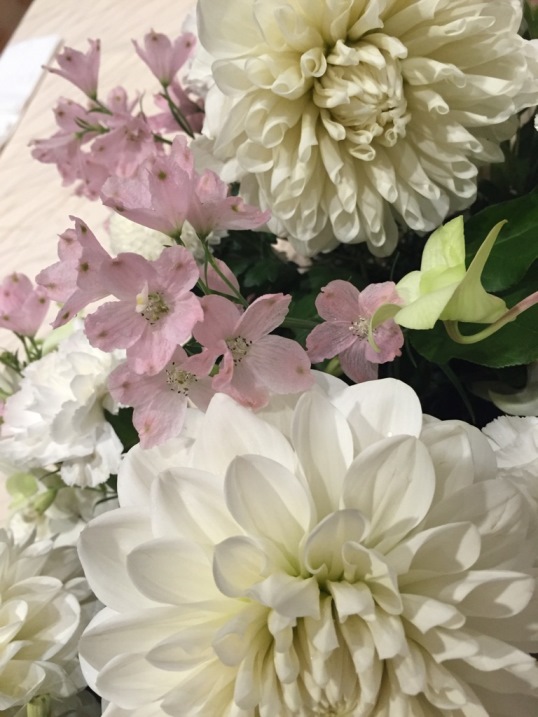 先週末、千葉県野田市にあります『櫻木神社』さんにて行われました、ご親族のみの結婚会食のテーブル装花に入れました、『桜』に似たお花『デルフィニウム』(ピンク)