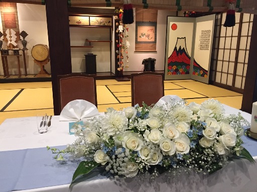 先週末、千葉県にあります桜印の神社さんで行われました結婚披露宴にて、担当させていただきました会場装花。主役お二人のメインテーブル♪