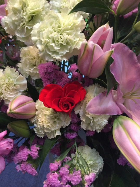 とある女優さんの舞台ご出演にて、ファン一同さんから贈られましたお祝いフラワースタンドの中に入れた、ファンの気持ちの表れの赤いハート型のお花『ハートフラワー』