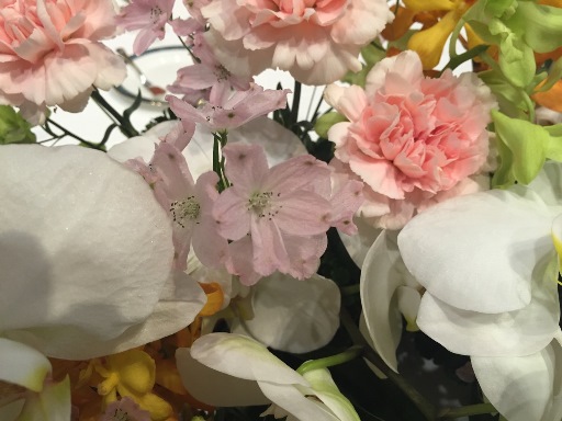 千葉県にあります桜印の神社さん『櫻木神社』さんでの結婚披露宴の装花♪　神様が一番好きなお花『白い胡蝶蘭』を主役のお花にして、『櫻木神社』の名に合うように、桜色(ピンク色)のお花、そして『桜』に似たお花『ピンクのデルフィニウム』を入れて♪