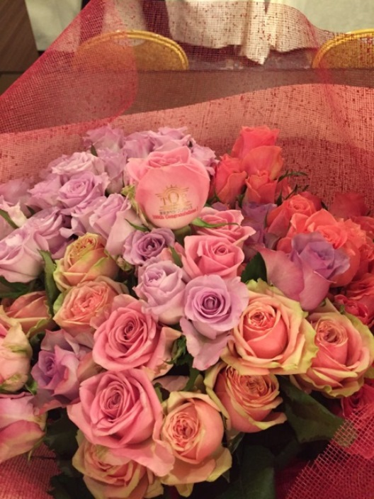 東京オペラ・プロデュースの100回記念公演パーティーにて、協会会長さんに『おめでとうございます』の気持ちを込めた花束がプレゼントされました♪