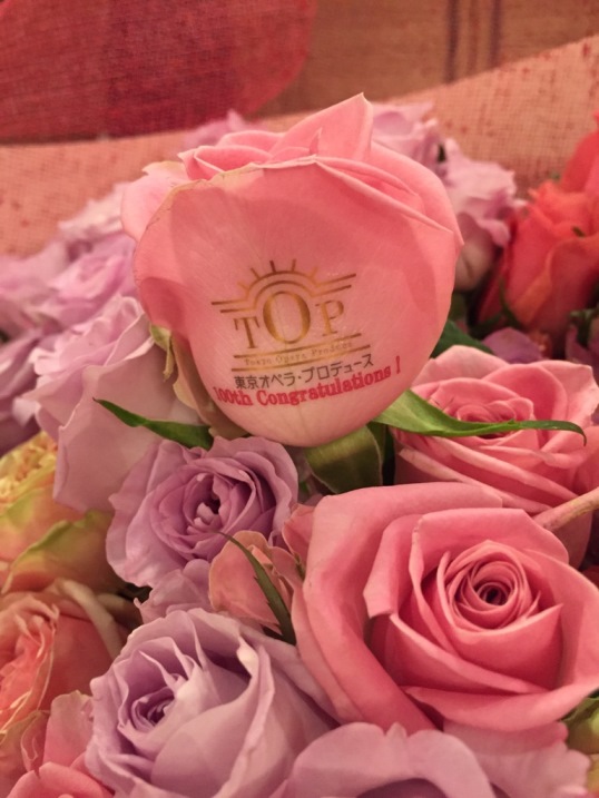 東京オペラ・プロデュースの100回記念公演パーティーにて、協会会長さんに『おめでとうございます』の気持ちを込めた花束の中のバラ1本にのせました、『東京オペラ・プロデュース』のロゴと『100th congratulation』とお祝いメッセージ♪