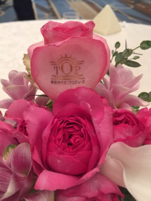 東京オペラ・プロデュースさんの、100回記念公演パーティー会場の主賓席テーブルに飾りましたお花(バラ)にのせましたロゴマーク♪
