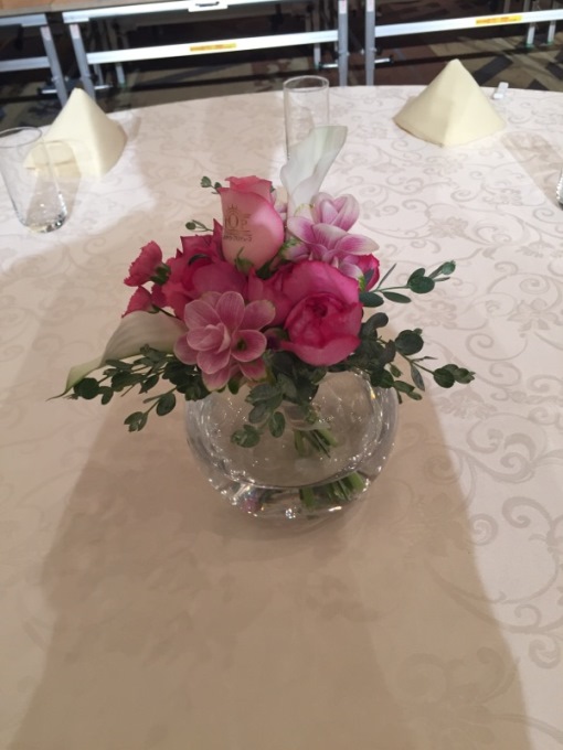 東京オペラ・プロデュースさんの、100回記念公演パーティー会場の主賓席テーブルに、お花を飾りました♪