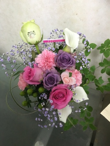 女性の会社さんに贈られました、ラブリーなお祝い花です♪