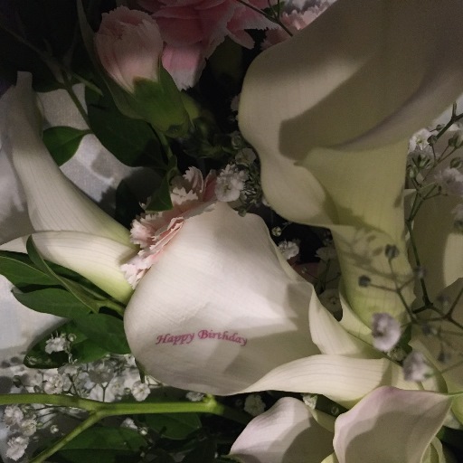 お誕生日のプレゼントに贈られました、カラーというお花を入れた花束にのせた、『Happy Birthday』のメッセージ♪