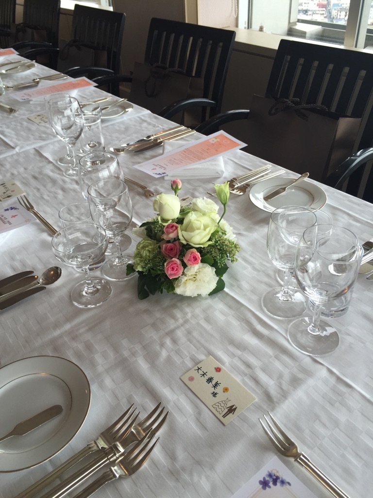 清楚な結婚披露宴のお花飾り♪ゲストテーブル