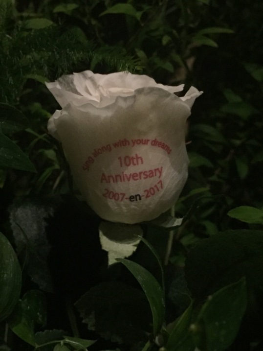 とあるアーティストさんのバースデー&10周年ライブのお祝いに贈られましたフラワースタンドの中の白い1輪のバラに、ご依頼主(ファン)様からのお祝いメッセージをのせています♪