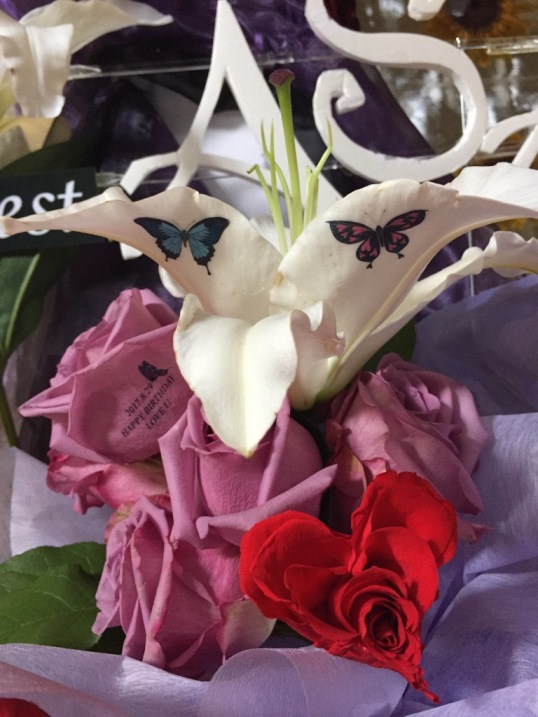 とあるダークファンタジー ビジュアルバンドのリーダーさんバースデーライブに、ファンさんから贈られましたお祝いフラワースタンドの中に仕込みました、生花花束♪