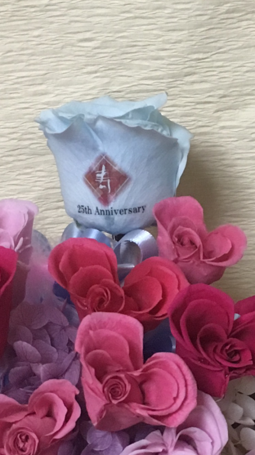 結婚25周年『銀婚式』の記念に、ご主人様から奥様へ感謝の気持ちを込めて贈られました、プリザーブドフラワー(枯れないお花)のアレンジメントのバラにのせたメッセージ(^^♪