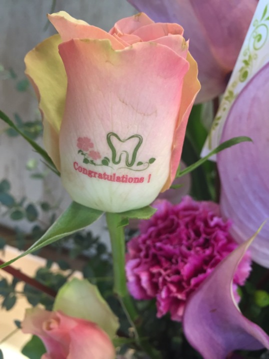 とある歯科クリニックさんの開院祝いで贈られましたお祝いフラワーアレンジメントのお花にクリニックさんのロゴをのせました