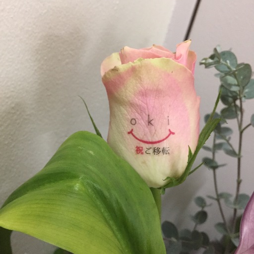 事務所のご移転祝いに贈られました、お祝いのフラワーアレンジメントのバラ1輪にのせました事務所さんのロゴ