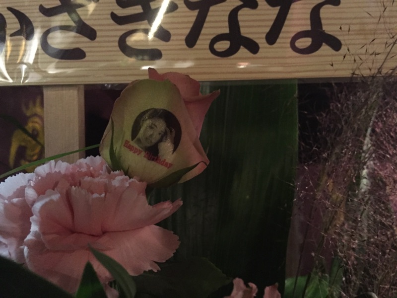バースデーライブのお祝いに贈られました、お祝いフラワースタンドの中のバラ1輪にのせました、お写真とお祝いメッセージ♪