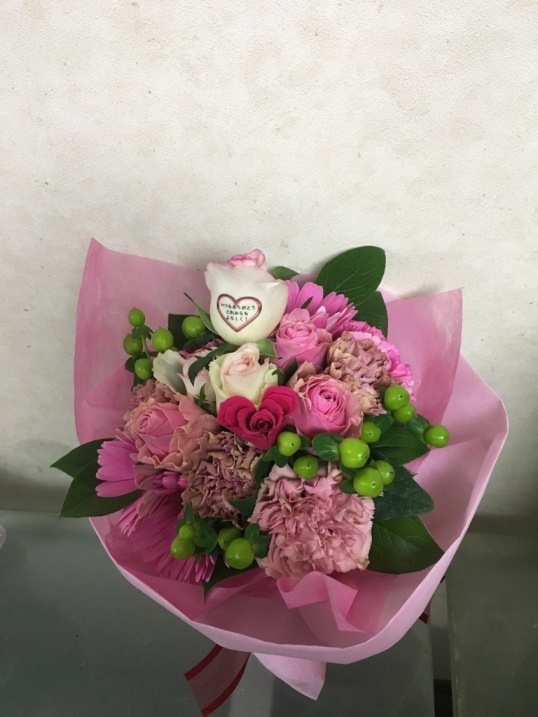 結婚記念日に、愛する奥様へ感謝の意をこめて贈られました花束