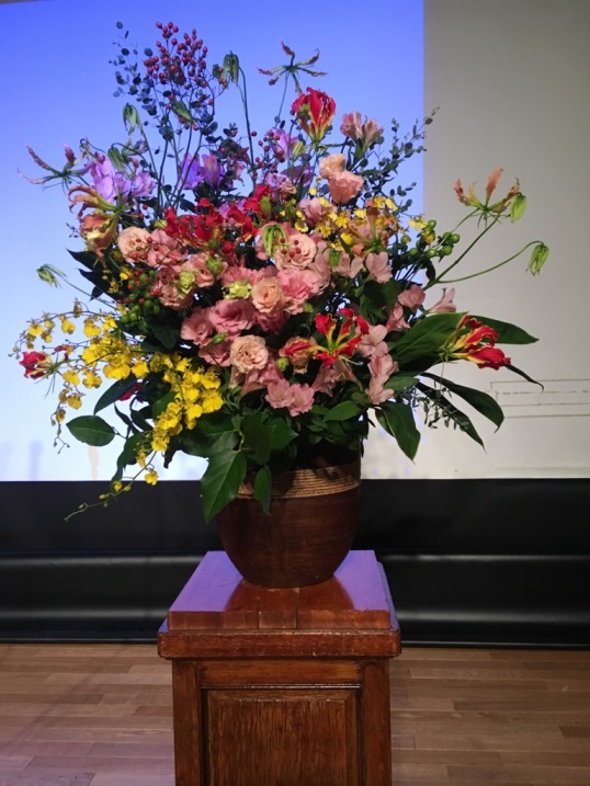 とある協会の30周年パーティーにて、ステージ花を飾りました。