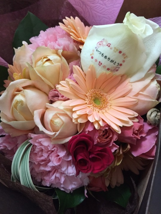 ご主人さま(ご依頼主様)から愛する奥様へ、サプライズで贈られました『感謝』の花束です♪